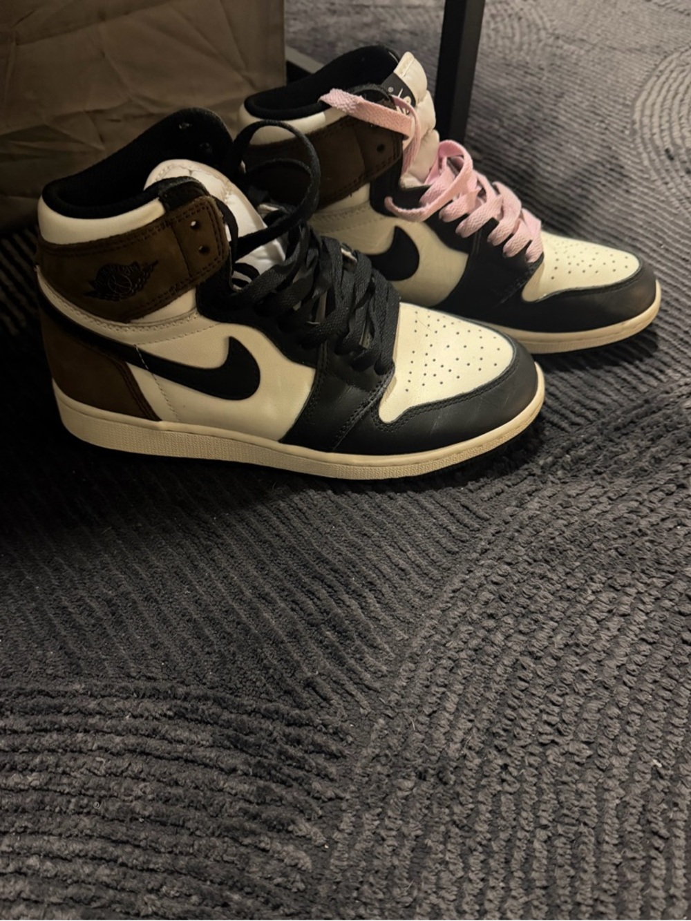 Air Jordan 1 High OG Neutral/Black with Pink Accent